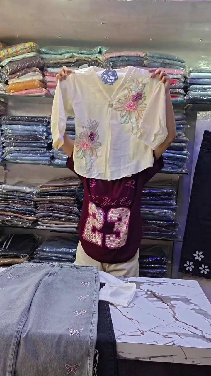 Trendy Top and  Graffiti Print Wide-Leg Jeans –