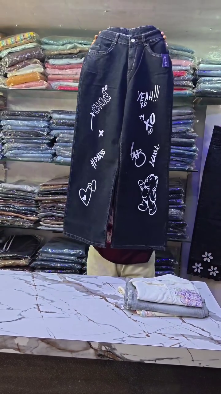 Trendy Top and  Graffiti Print Wide-Leg Jeans –