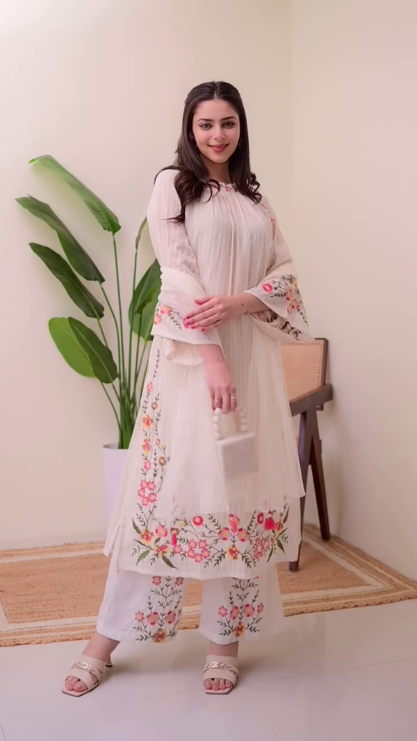 Elegant Off-White Floral Embroidered Kurti Set - Image 3