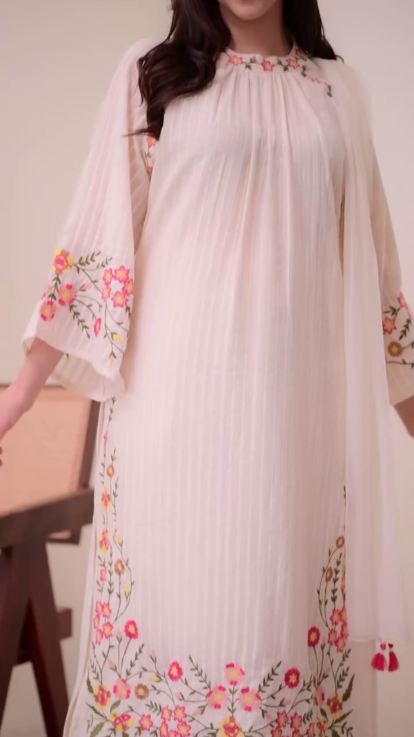 Elegant Off-White Floral Embroidered Kurti Set - Image 4