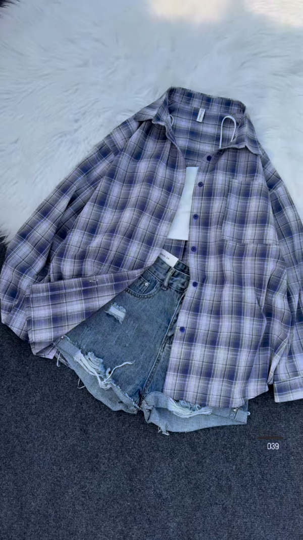 💙 Casual Cool Blue & White Plaid Oversized Shirt with Distressed Denim Shorts 👖 - Image 2