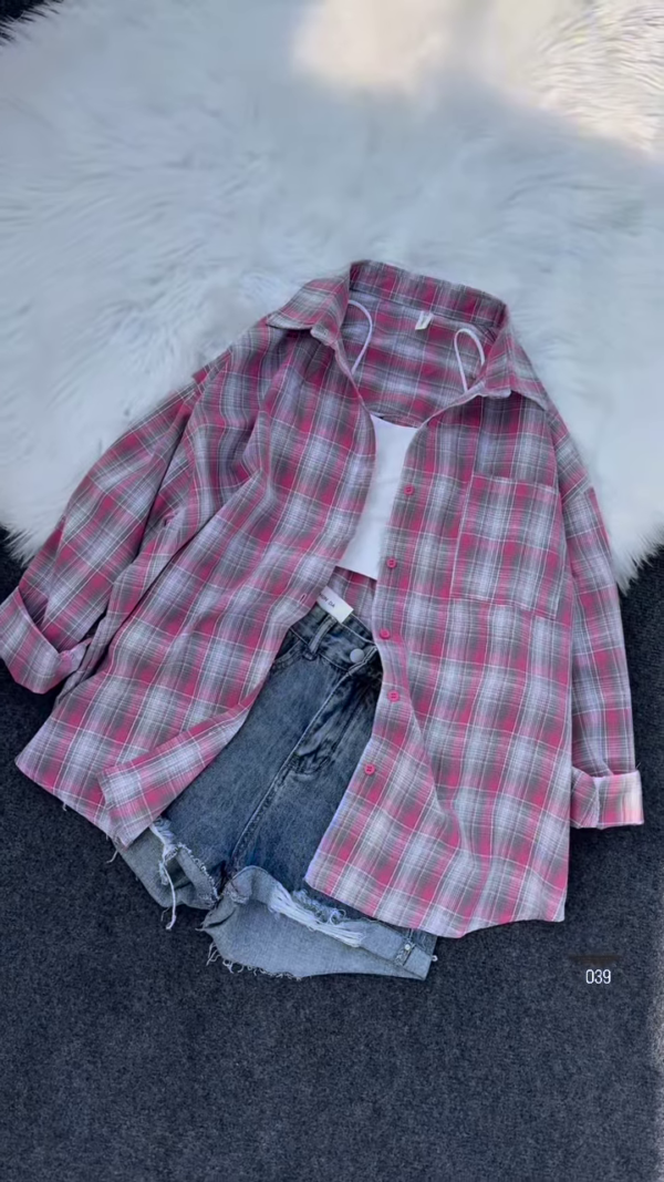 💙 Casual Cool Blue & White Plaid Oversized Shirt with Distressed Denim Shorts 👖 - Image 4