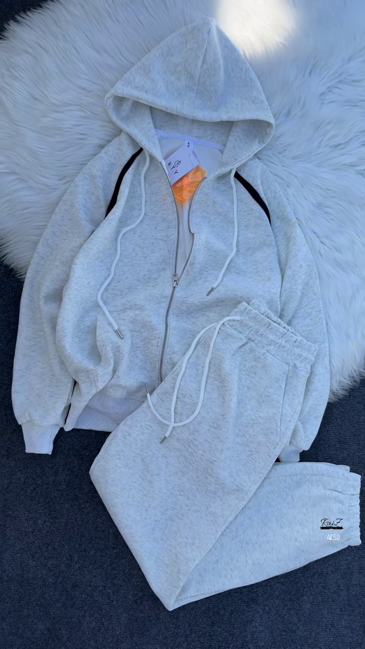 Contrast‑Panel Tracksuit | Plush Fleece, Street‑Ready Ease ⚡🧘